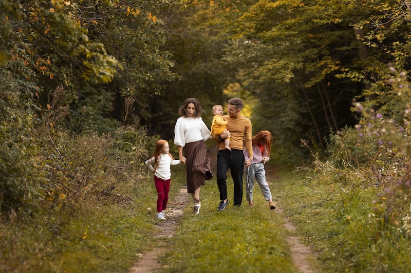 Familj på promenad i skogen