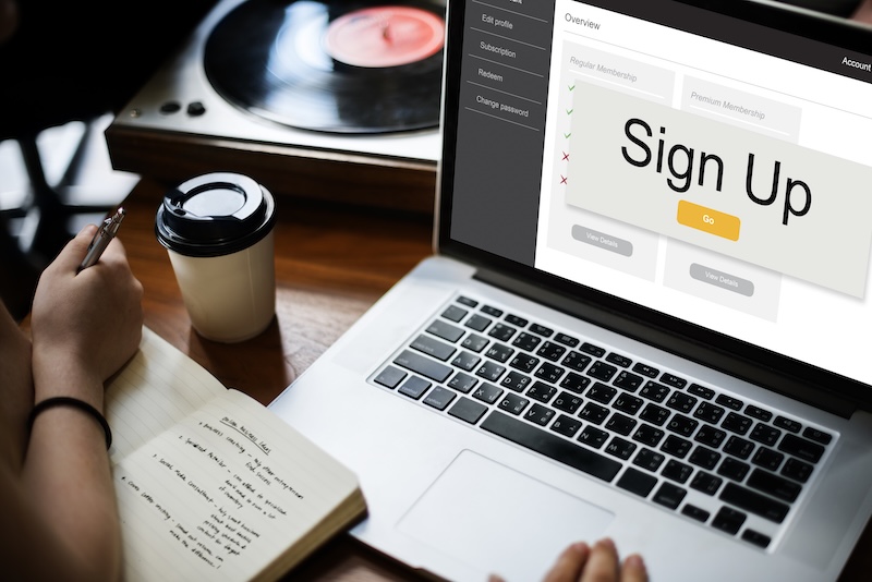 Laptop med texten "Sign up"